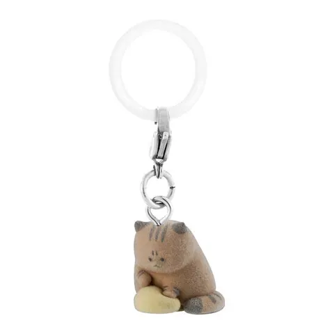 クッションをふみふみする怒ってる猫ちゃん